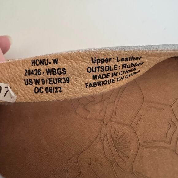 OluKai Women's Honu White Leather Slip On Flip Flop Sandals Size 9 - Picture 4 of 5